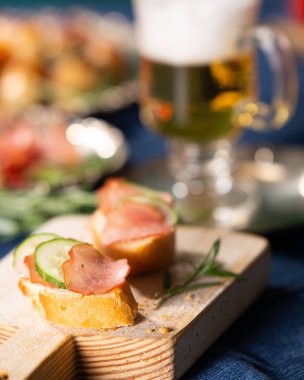 İnce dilimlenmiş jambon ve salatalıklı sandviç.