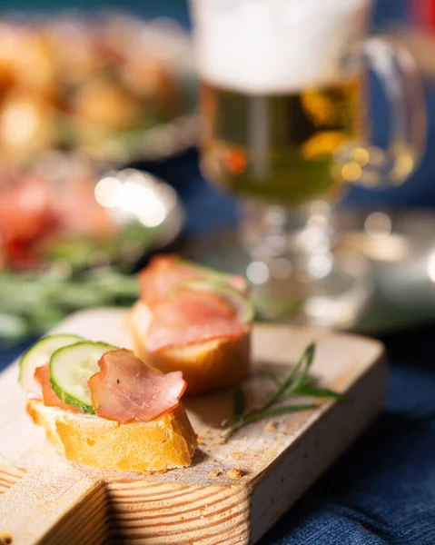 İnce dilimlenmiş jambon ve salatalıklı sandviç.