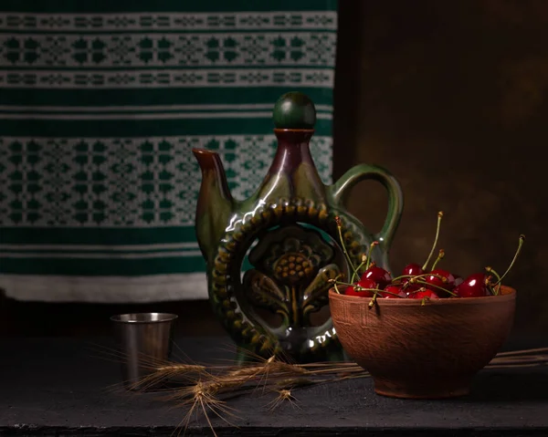Stillleben Mit Ukrainischen Keramikgeschirr Kumanets Und Reifen Kirschen — Stockfoto