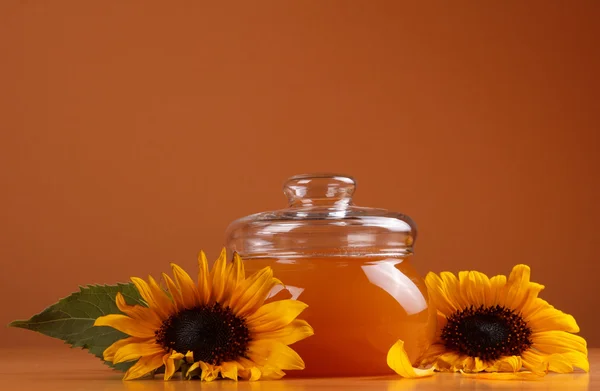 Miel dans un pot en verre — Photo