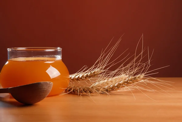 ガラス瓶の中の蜂蜜 — ストック写真