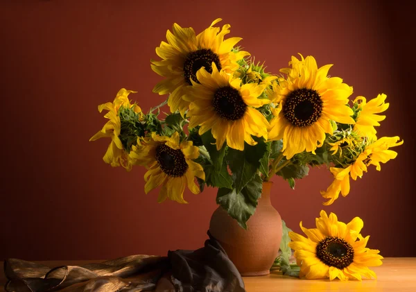 Beautiful Sunflowers in ceramic  jar — Stock Photo, Image