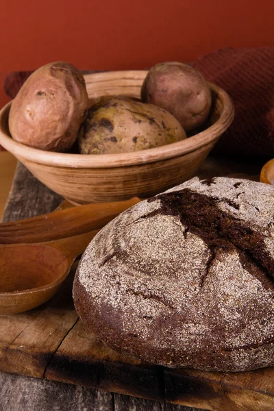 Pane di segale su una tavola di legno — Foto Stock