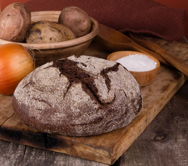 Pane di segale su una tavola di legno — Foto Stock