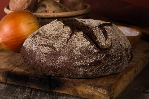 Chleb żytni na desce — Zdjęcie stockowe