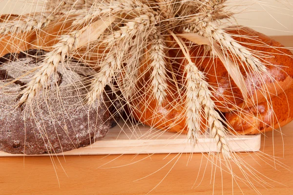 Frisches Brot und Weizenähren — Stockfoto