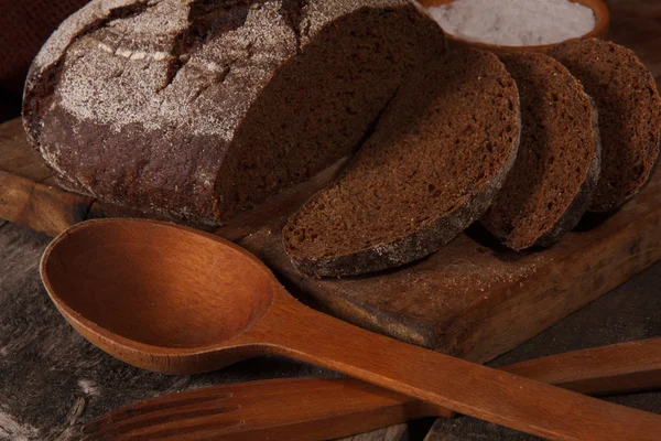 Pane di segale su una tavola di legno — Foto Stock