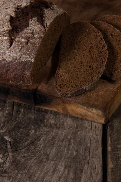 Chleb żytni na desce — Zdjęcie stockowe