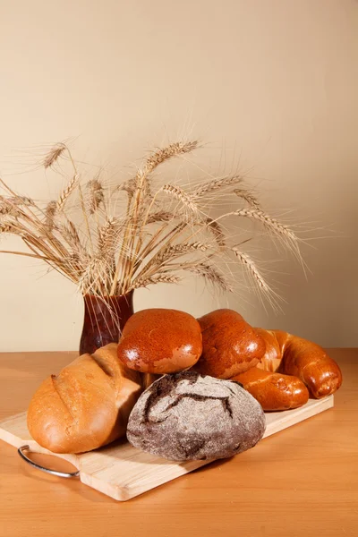 Frisches Brot und Weizenähren — Stockfoto