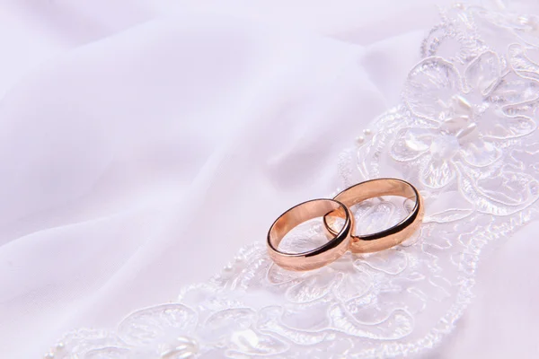 Zwei Hochzeiten Ringe auf weißem Stoff — Stockfoto