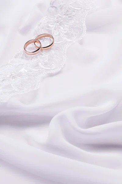 Zwei Hochzeiten Ringe auf weißem Stoff — Stockfoto