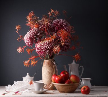 Natürmort çiçek ve kahve mutfak eşyaları