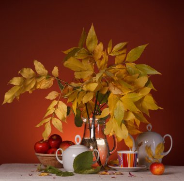 Natürmort çiçek ve çay mutfak eşyaları