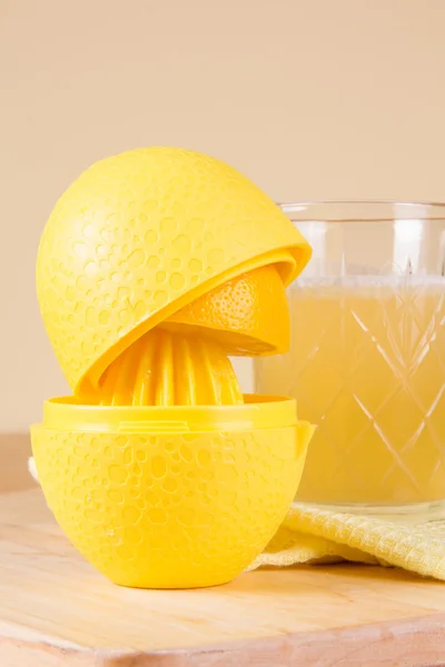 Συμπιέζει το χυμό ενός λεμονιού — Φωτογραφία Αρχείου