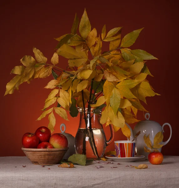 Natura morta con fiori e utensili per il tè — Foto Stock