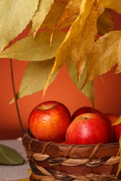 Яблоки в плетеной корзине — стоковое фото