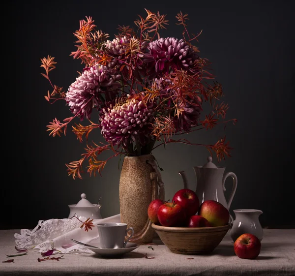 Stilleven met bloemen en keukengerei voor koffie — Stockfoto