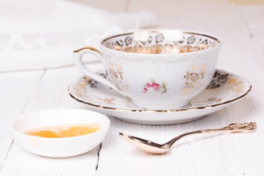 Bal ve çay bardağı