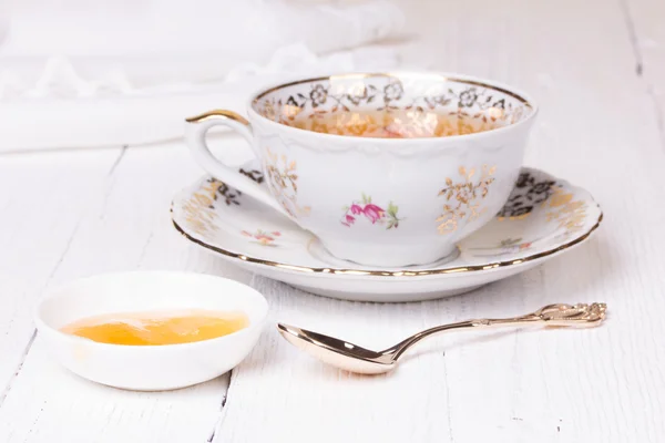 Miel y taza con té — Foto de Stock