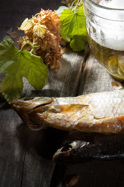 Becher Bier und Trockenfisch — Stockfoto