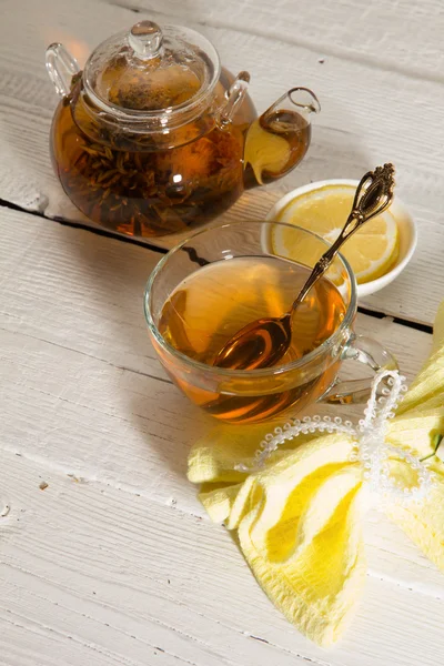 Şeffaf çaydanlık ve bardak çay — Stok fotoğraf