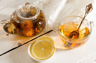 şeffaf çaydanlık ve bardak çay