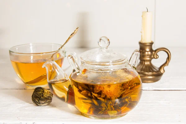 Şeffaf çaydanlık ve bardak çay — Stok fotoğraf
