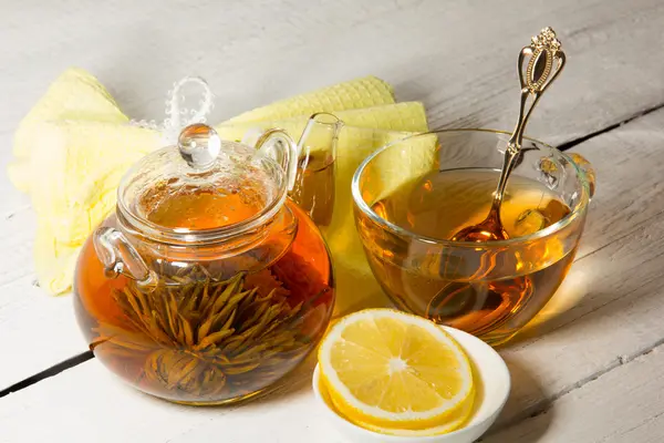 Transparente Teekanne und Tasse Tee — Stockfoto