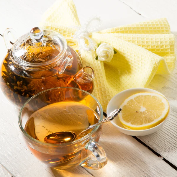 Teiera trasparente e tazza di tè — Foto Stock