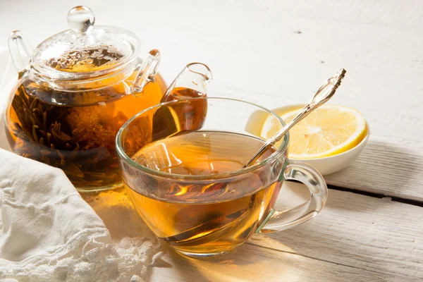 Transparente Teekanne und Tasse Tee — Stockfoto