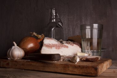 Domuz yağı ve votka ile natürmort