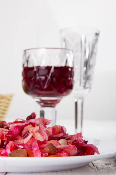 Vinaigrette russa sul tavolo bianco — Foto Stock