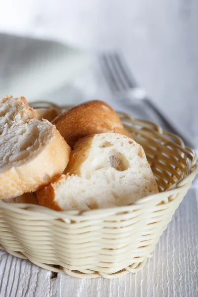 Pane bianco fresco in un cesto — Foto Stock