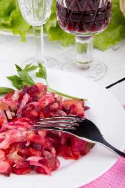 Beyaz masaya Rus salata sosu