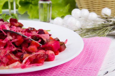 Beyaz masaya Rus salata sosu