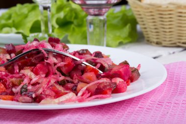 Beyaz masaya Rus salata sosu
