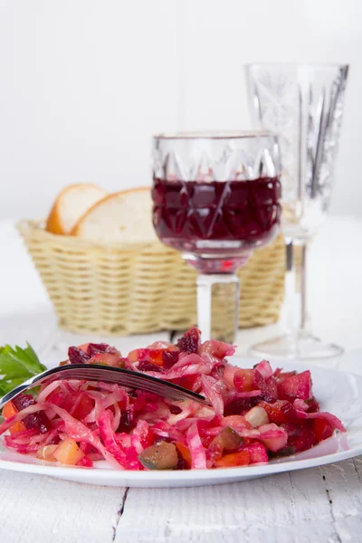 Russische vinaigrette op de witte tafel — Stockfoto