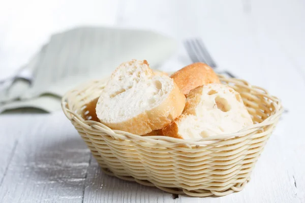 Čerstvý bílý chléb v košíku — Stock fotografie