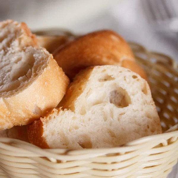 Pane bianco fresco in un cesto — Foto Stock