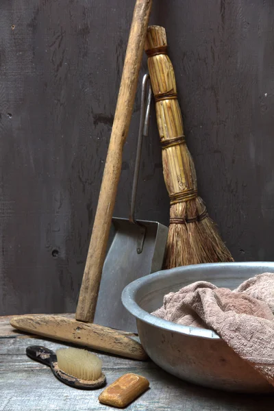 Stilleven met vintage hulpmiddelen voor het schoonmaken van — Stockfoto