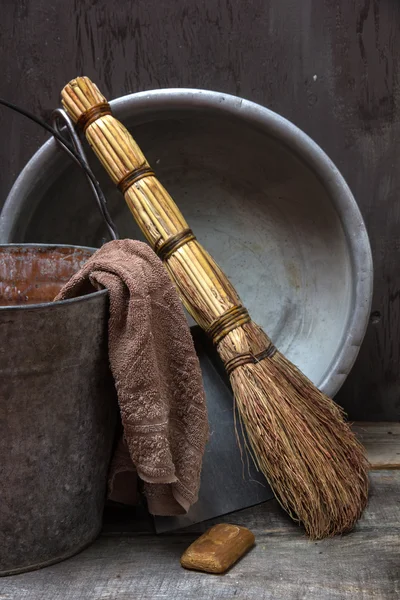 Bodegón con herramientas vintage para limpiar —  Fotos de Stock