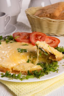 Omlet peynir ve masanın üzerine taze otlar ile
