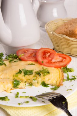Omlet peynir ve masanın üzerine taze otlar ile