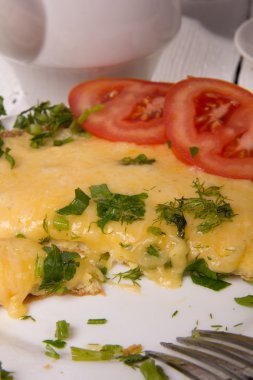 Omlet peynir ve masanın üzerine taze otlar ile