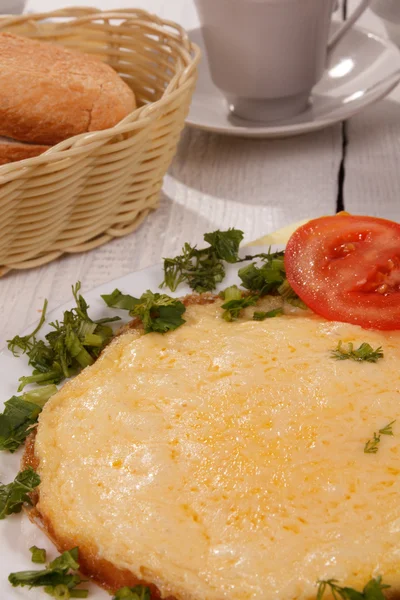 Omlet peynir ve masanın üzerine taze otlar ile — Stok fotoğraf