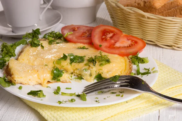 Omeleta se sýrem a čerstvé bylinky na stůl — Stock fotografie