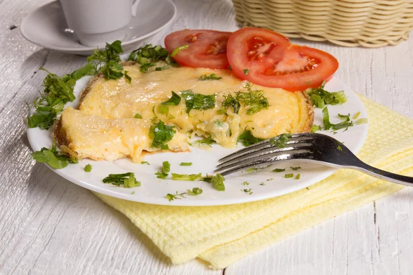 Omlet z serem i świeże zioła na stole — Zdjęcie stockowe