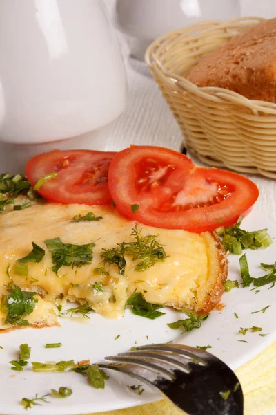 Omlet peynir ve masanın üzerine taze otlar ile — Stok fotoğraf