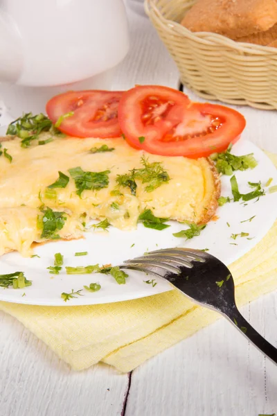 Omlet peynir ve masanın üzerine taze otlar ile — Stok fotoğraf