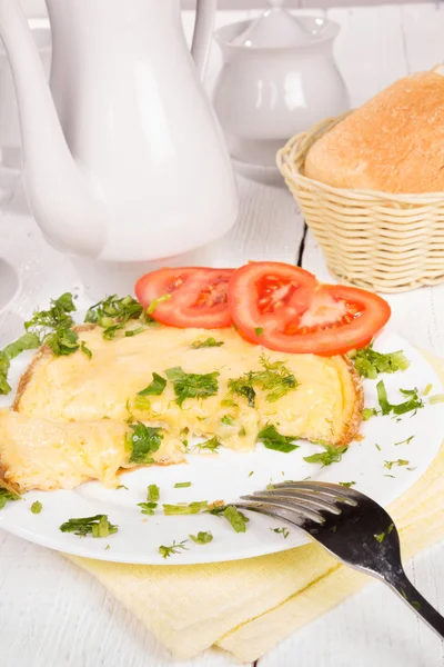 Omlet peynir ve masanın üzerine taze otlar ile — Stok fotoğraf